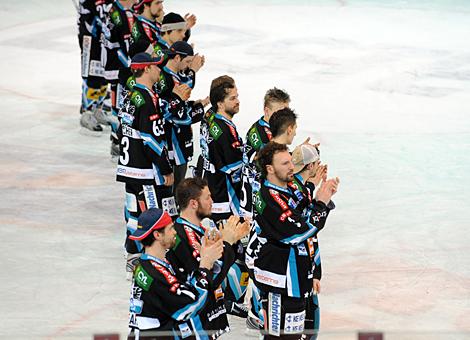 Die Liwest Black Wings Linz verabschieden sich von den Fans.