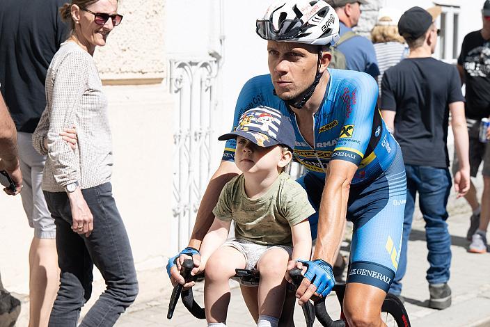 Riccardo Zoidl (AUT, Team Felbermayr Simplon Wels) mit Sohn, 2. Etappe Wels - Bad Leonfelden, Int. Raiffeisen Oberösterreich Rundfahrt UCI Kat. 2.2