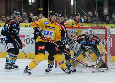 #7 Doug Lynch, Vienna Capitals, vor dem Tor des EHC Liwest Black Wings Linz, bedraengt von der #3 Ray DiLauro, Verteidiger, Liwest Black Wings Linz .