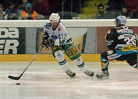 #12 Todd Elik, Stuermer, HDD Olimpija Ljubljana im Duell mit der #20 Brad Purdie, EHC Liwest Black Wings Linz.