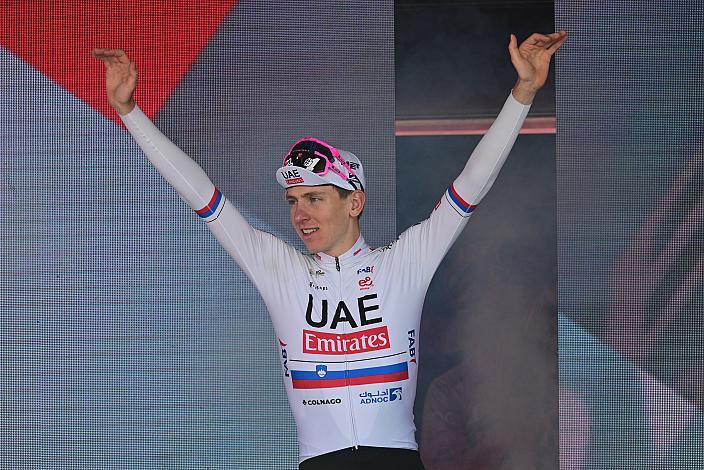 Tadej Pogacar (SLO, UAE Team Emirates) im Rosa Terikot des Gesamtführenden des 107. Giro d Italia, Stage 20, Alpago - Bassano del Grappa, km 184