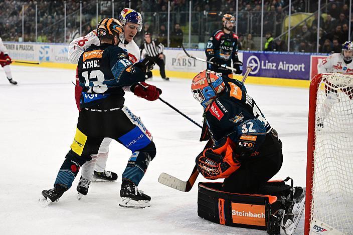 Gerd Kragl (Steinbach Black Wings Linz), Luca Auer (EC Red Bull Salzburg), Tormann Rasmus Tirronen (Steinbach Black Wings Linz) Steinbach Black Wings Linz vs EC Red Bull Salzburg, Playoffs, 2. Viertelfinale, Linz AG Eisarena 