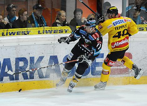 #71 Pat Leahy, EHC Liwest Black Wings Linz im Duell mit der #40 Tino Anton Teppert, EV Vienna Capitals .