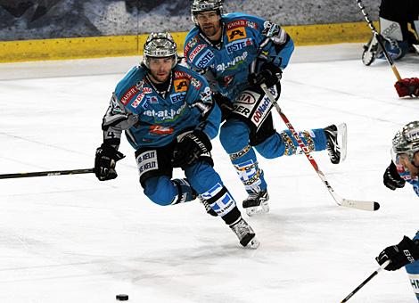 Justin Keller und Pat Leahy im Angriff, Liwest Black Wings Linz vs. EC Red Bull Salzburg