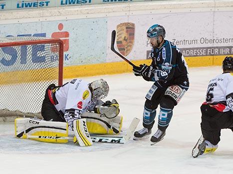 Andrew Jacob Kozek, linz vor Nathan Lawson (Dornbirner EC, #52), EHC Liwest Black Wings Linz vs Dornbirner EC