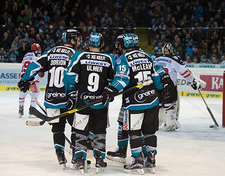 Linz feiert den Heimsieg gegen Innsbruck, EHC Liwest Black Wings Linz vs HC TWK Innsbruck  Die Haie