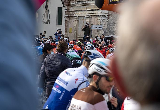 Start Bassano del Grappa - Madonna di Campiglio   (203k) 17. Etappe, 103. Giro d Italia 