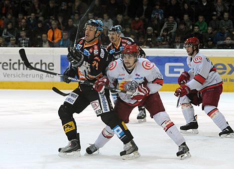 Im Bild Markus Matthiasson, Liwest Black Wings Linz, Klemen Pretnar, HK Acroni Jesenice.