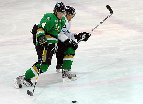 # 27 Gerd Gruber, EHC Liwest Black Wings Linz, kaempft um die Scheibe.