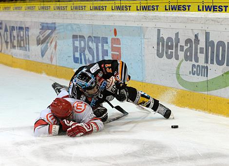 Im Bild Philipp Lukas Liwest Black Wings Linz, im Duell mit David Slivnik, HK Acroni Jesenice.