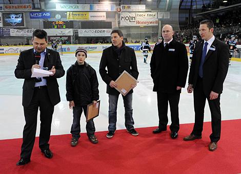 Praesident, Peter Freunschlag ehrt Rick Nasheim und Christian Perthaler, fuer die Verdienste um das Eishockey in Linz.