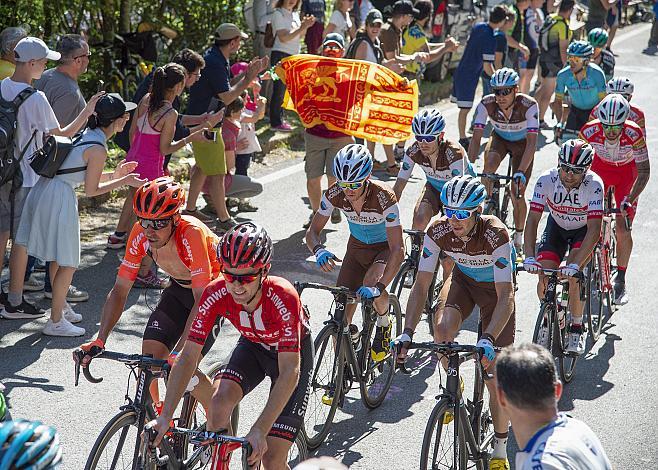 Eine Gruppe klettert am Schlussanstieg zum Monte Avena, Victor de la Parte (ESP, CCC Team), Davide Formolo (ITA, Bora - Hansgrohe), Jan Polanc (SLO, UAE Team Emirates), Giro, Giro d Italia, Radsport, 102. Giro d Italia - 20. Etappe