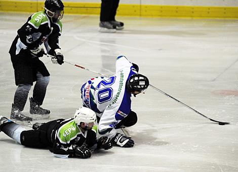 Georg Obermayr, Amstetten gefoult von der #77 Andreas Waldhoer, Gmunden, ECU Amstettner Woelfe vs. Traunsee Sharks Gmunden