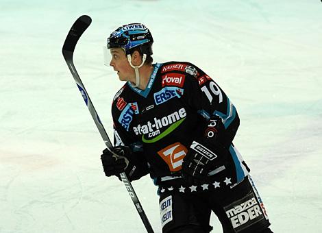 #19 Rob Shearer, EHC Liwest Black Wings Linz jubelt ueber sein Tor..