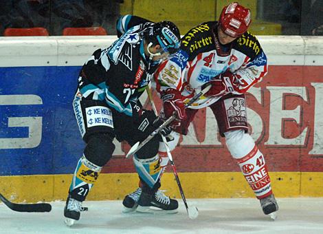 #21 Philipp Lukas, Stuermer, EHC Liwest Black Wings Linz im Duell mit der #47 Jeff Tory, KAC.