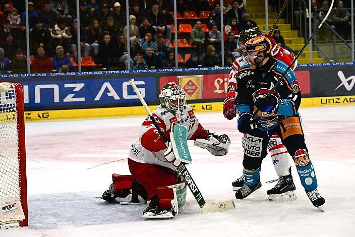 Sean Collins (Steinbach Black Wings Linz), Tormann Samuel Harvey (HCB Suedtirol Alperia)  Win2Day ICE Hockey League,  Steinbach Black Wings Linz vs  HCB Südtirol Alperia,  Linz AG Eisarena 