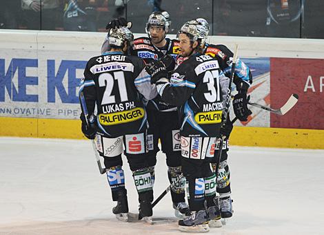 Pat Lehy feiert das 1 zu 0, Liwest Black Wings Linz vs. EC Rekord Fenster VSV