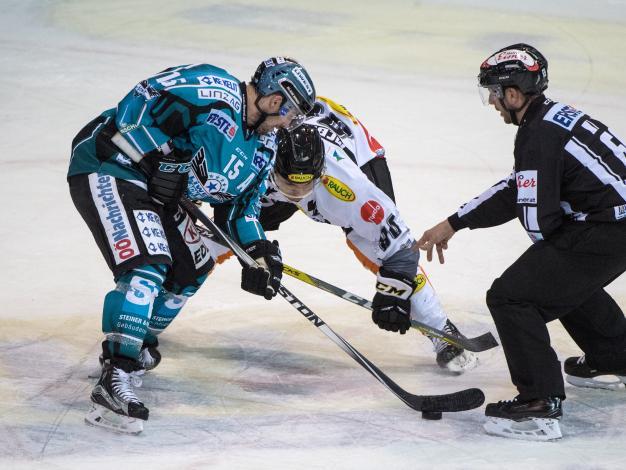 Brett McLean (EHC Liwest Black Wings Linz) und Brock McBride (Dornbirner Eishockey Club)  EHC Liwest Black Wings Linz vs Dornbirner Eishockey Club