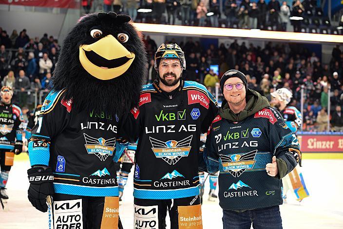 Spieler des Abends Shawn St.Amant (Steinbach Black Wings Linz) mit Fan das Abends,  Win2Day ICE Hockey League,  Steinbach Black Wings Linz vs  Migross Supermercati Asiago Hockey 1935,  Linz AG Eisarena