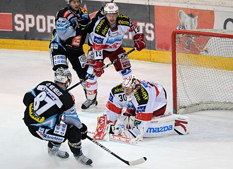 Fabian Ecker Liwest Black Wings Linz vor Rene Swette EC KAC