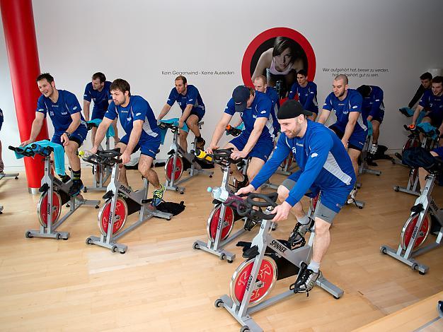 Das Team der Liwest Black Wings Linz beim Spinning Training im John Harris Fitnesscenter, Liwest Black Wings Linz