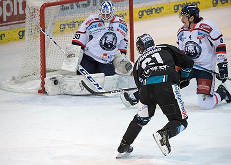 Patrick Spannring (EHC Liwest Black Wings Linz) vor Tormann Kevin Poulin (KHL Medvescak Zagreb) EHC Liwest Black Wings Linz vs KHL Medvescak Zagreb