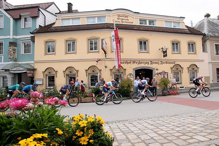 Das Peloton am Weg durch Oberösterreich von St. Florian zur  Höss, Hinterstoder , 14. Int. Raiffeisen OÖ-Radrundfahrt UCI Kat. 2.2