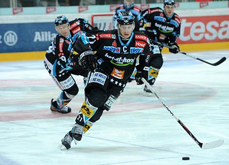 #21 Philipp Lukas, Stuermer, EHC Liwest Black Wings Linz im Angriff.