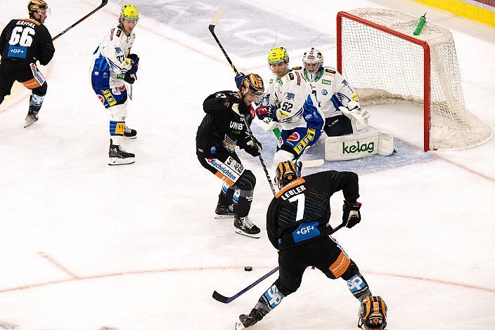 Brian Lebler (Steinbach Black Wings Linz) vor dem VSV Tor, Tormann Jean-Philippe Lamoureux (EC iDM Wärmepumpen VSV) Steinbach Black Wings Linz vs EC iDM Wärmepumpen VSV, 1. Runde, Steinbach Black Wings Linz, Linz AG Eisarena 