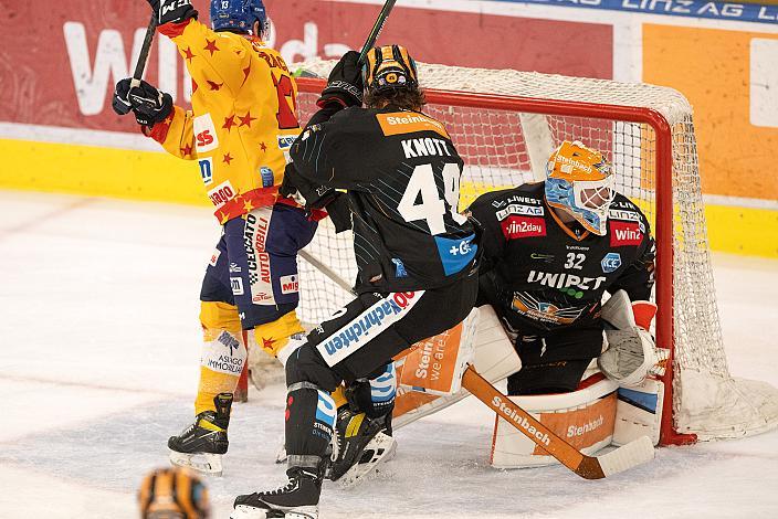 Nicholas Samuel Saracino (Migross Supermercati Asiago Hockey 1935), Graham Knott (Steinbach Black Wings Linz), Tormann Rasmus Tirronen (Steinbach Black Wings Linz) Steinbach Black Wings Linz vs Migross Supermercati Asiago Hockey 1935, 14. Runde ICE Hockey League, Steinbach Black Wings Linz, Linz AG Eisarena 