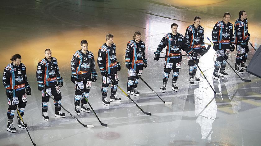 Im Bild: Das Team des EHC Liwest Blackwings Linz,  Eishockey,  EHC Liwest Black Wings Linz vs HC TWK Innsbruck