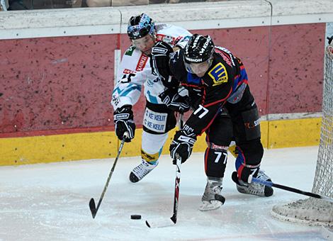 Mark Szuecs, Liwest Black Wings Linz kaempft um den Puck.