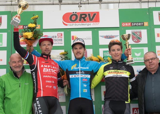 Siegerpodest. v.l. Matej Mugerli (SLO, Team Amplatz - BMC), Sieger Lukas Schlemmer (AUT, Team Felbermayr Simplon Wels), Gian Friesecke (Team Vorarlberg)