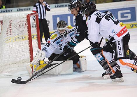 Brian Lebler (EHC Liwest Black Wings Linz) vor Tormann Ronan Quemener (Dornbirn Bulldogs)  EHC Liwest Black Wings Linz vs Dornbirn Bulldogs