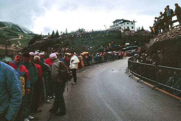 Radsportfans erwarten die Profis am Monte Bodone,14. Etappe, Corvara to Monte Bondone