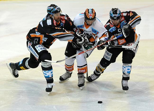 Darrel Scoville und Philipp Lukas Liwest Black Wings Linz trennen Jean Philippe Pare von der Scheibe.  