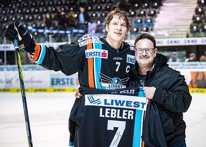 Brian Lebler (EHC Liwest Black Wings Linz) mit Fan, Eishockey,  EHC Liwest Black Wings Linz vs AV 19 Szekesfehervar