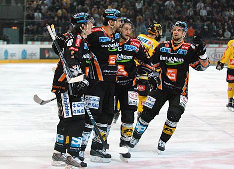 Pat Leahy Liwest Black Wings Linz und seine Linie feiern ein Tor gegen die EV Vienna Capitals