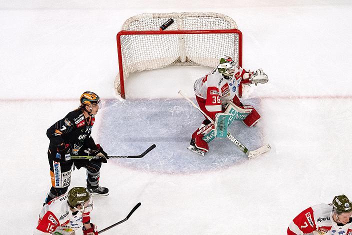 Brian Lebler (Steinbach Black Wings Linz), Tormann Samuel Harvey (HCB Suedtirol Alperia) Steinbach Black Wings Linz vs HCB Südtirol Alperia, Viertelfinale, 6. Runde ICE Hockey League, Linz AG Eisarena 