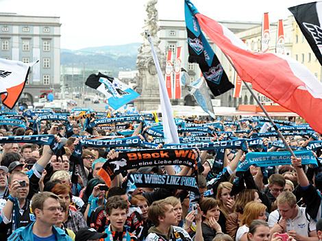 Die Fans sind stolz auf Ihr Team und feiern, EHC Liwest Black Wings Linz  