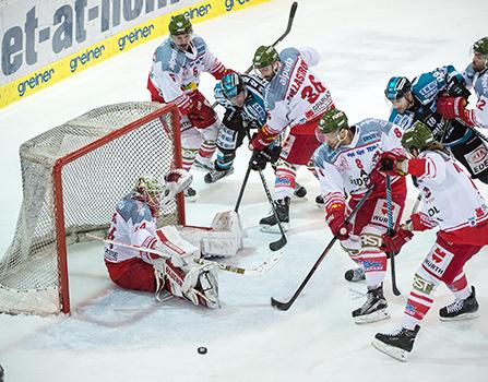 Marco Insam (HCB Suedtirol) klaert vor Brett McLean (EHC Liwest Black Wings Linz), EHC Liwest Black Wings Linz vs HCB Suedtirol 4. Viertelfinale