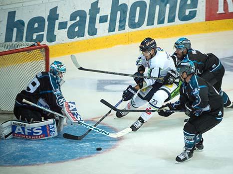 Michael Ouzas, Linz, Tormann, und Peter Flache, EHC Liwest Black Wings Linz vs Straubing Tigers