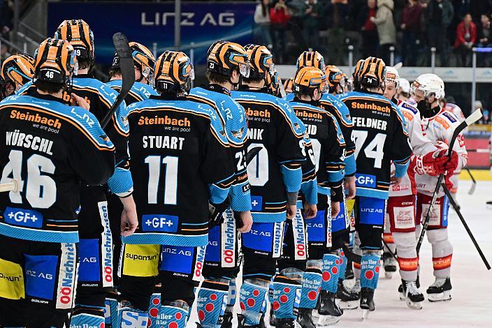 Das Team der Steinbach Black Wings Linz feiern den Heimsieg über den EC KAC, Win2Day ICE Hockey League,  Steinbach Black Wings Linz vs EC KAC,  Linz AG Eisarena