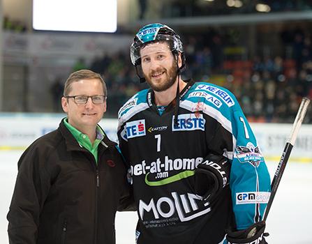 Spieler des Abends Brett Palin (EHC Liwest Black Wings Linz), EHC Liwest Black Wings Linz vs Dornbirner Eishockey Club, Platzierungsrunde