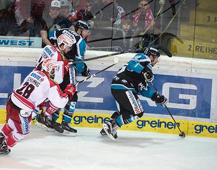 Brett McLean (EHC Liwest Black Wings Linz) und Martin Schumnig (EC KAC), EHC Liwest Black Wings Linz vs EC KAC