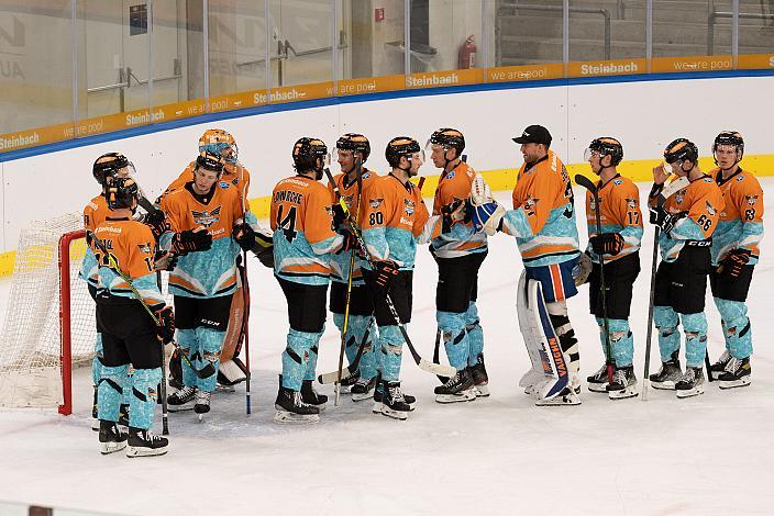 Das Team der Steinbach Black Wings Linz feiert den Heimsieg Steinbach Black Wings Linz  vs MAC Budapest