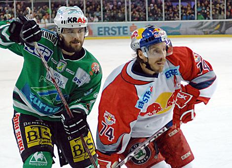 #2 Kevin Mitchell, Verteidiger, Olimpija Ljubljana und die #74 Dieter Kalt, Red Bulls Salzburg, im Duell.