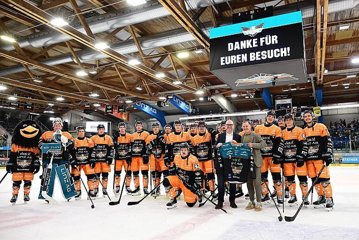 Das Team der Steinbach Black Wings Linz mit Präsident Peter Nader (Steinbach Black Wings Linz), Bürgermeister der Stadt Linz Dietmar Prammer (SPÖ), 7. Runde ICE, Steinbach Black Wings Linz vs Moser Medical Graz 99ers, Linz AG Eisarena 