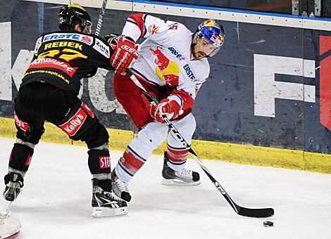Manuel Latusa, Salzburg im Duell mit Jeremy Rebek, Vienna, EC Red Bull Salzburg vs. EV Vienna Capitals, Semifinale Spiel 3 