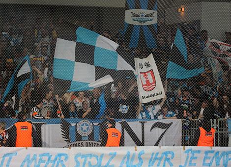 Die Linzer Fans Liwest Black Wings Linz beim EC Red Bull Salzburg